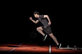 精准定位！胡明轩收下篮板直接四分卫长传 萨姆纳快下轻松上篮